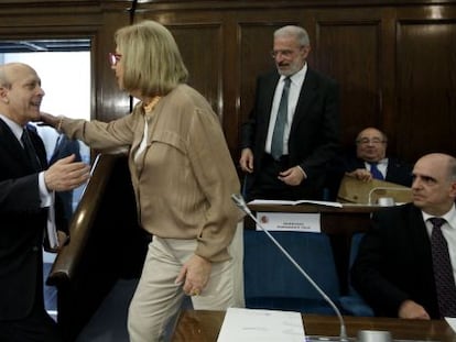 El ministro de Educación, José Ignacio Wert, saluda a Adelaida de la Calle, presidenta de los rectores, al inicio de la reunión de ayer del Consejo de Universidades.