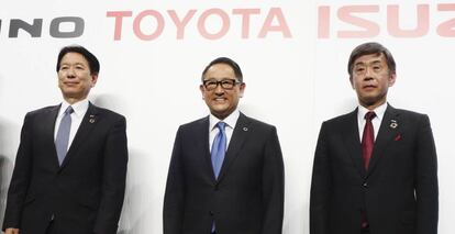 De izquierda a derecha, el presidente de Hino, Yoshio Shimo, el de Toyota, Akio Toyoda, y el de Isuzu, Masanori Katayama, este miércoles en Tokio.