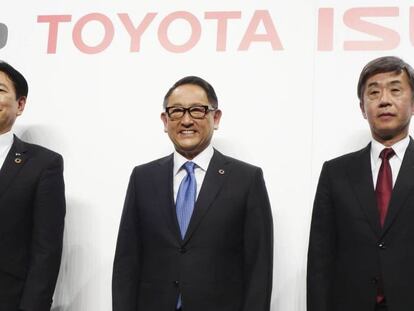 De izquierda a derecha, el presidente de Hino, Yoshio Shimo, el de Toyota, Akio Toyoda, y el de Isuzu, Masanori Katayama, este miércoles en Tokio.