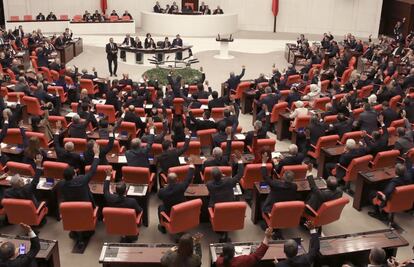 Miembros del Parlamento turco votan para decidir si el Gobierno envía tropas a Libia para ayudar a las Naciones Unidas.
