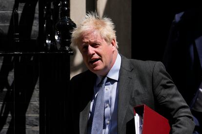 Johnson sale del 10 de Downing Street, en Londres, este miércoles.