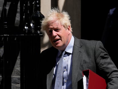 Johnson sale del 10 de Downing Street, en Londres, este miércoles.