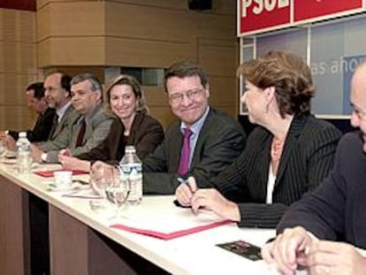 Jordi Sevilla, en el centro, junto a los consejeros de Economía de las comunidades gobernadas por el PSOE.