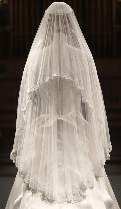 Imagen trasera del vestido lucido por la duquesa Catalina en su boda. Un millón de personas salieron a las calles de Londres el 29 de abril para ver contraer matrimonio al hijo mayor de la fallecida princesa Diana de Gales y Carlos de Inglaterra.