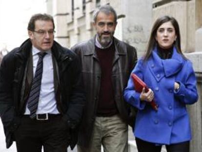 El coordinador de los centros de salud, José Luis Quintana (c), a su llegada a la Consejería.
