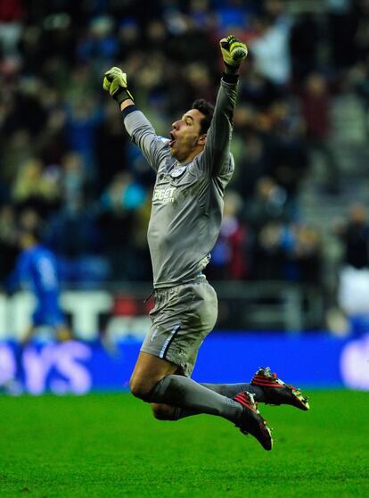 El portero del Wigan, Joel Robles, celebra el gol en el ultimo minuto de su equipo ante el Newcastle.