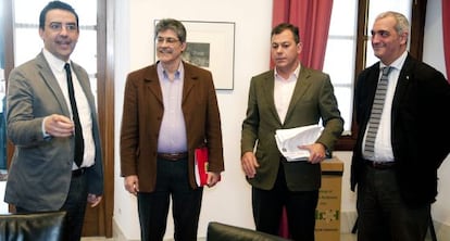 Mario Jim&eacute;nez (PSOE), J. Luis P&eacute;rez Tapias (IU), J. Luis Sanz (PP) y Antonio J. Ruiz (PA), en el Parlamento.