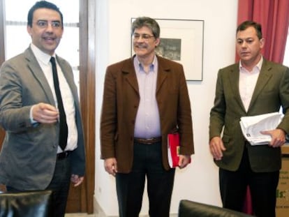 Mario Jim&eacute;nez (PSOE), J. Luis P&eacute;rez Tapias (IU), J. Luis Sanz (PP) y Antonio J. Ruiz (PA), en el Parlamento.