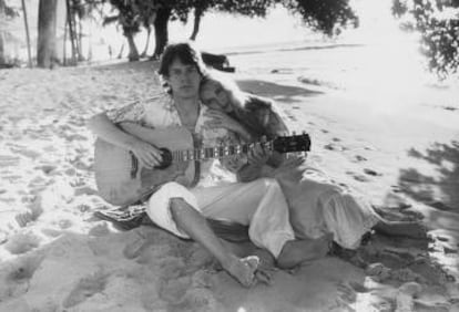 Mick Jagger e Jerry Hall em 1983, em Barbados. Eles se casaram em 1990 e se divorciaram em 1999. Têm quatro filhos juntos. Recentemente 2016, Hall se casou com o empresário Rupert Murdoch.