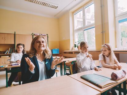 Paloma Escudero, directora de comunicación de Unicef, visita la Escuela Primaria No. 48 en Varsovia, donde los niños refugiados de Ucrania aprenden junto con estudiantes polacos.