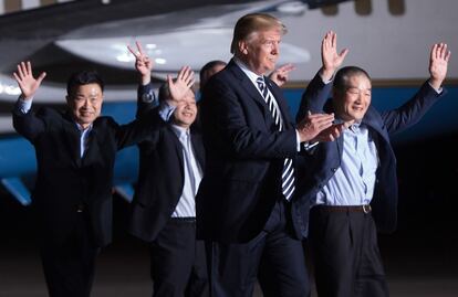 La Casa Blanca dijo que los tres hombres caminaron sin ayuda hasta un avión de la Fuerza Aérea estadounidense que los sacó de Corea del Norte junto a Pompeo. En la imagen, Donald Trump junto con los tres ciudadanos estadounidenses liberados por Corea del Norte.