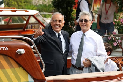 El director del festival, Alberto Barbera (a la izquierda), saluda junto al presidente del jurado, Alexander Payne, este miércoles desde el Hotel Excelsior de Venecia.