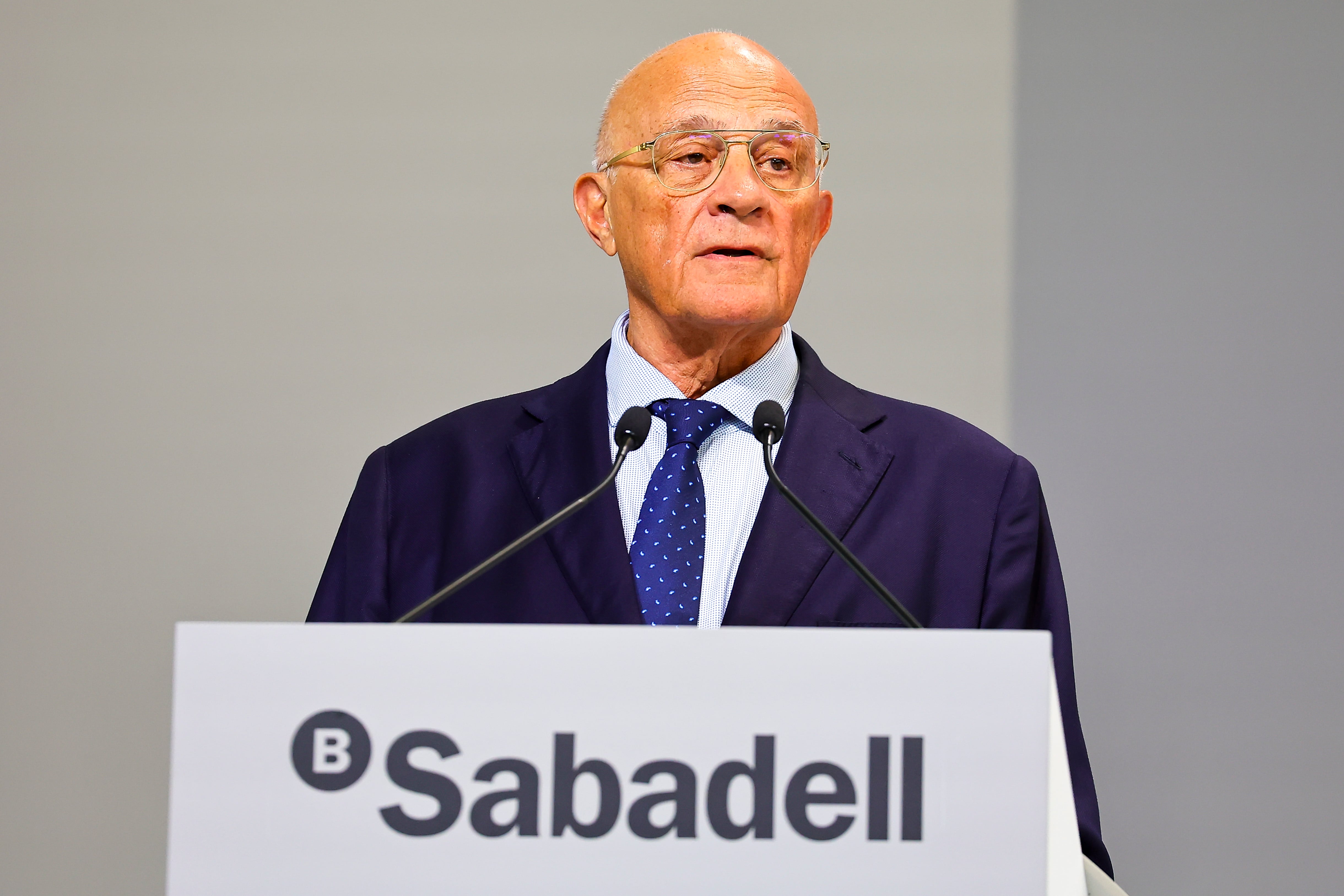 Josep Oliu, presidente del Banco Sabadell, en la Junta de accionistas extraordinaria de la entidad de agosto de 2025.