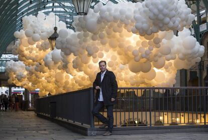 Charles Pétillon (en la foto posando ante su obra londinense) ha llenado en otras ocasiones espacios con globos blancos en una serie de obras que denomina 'Invasions' (invasiones).