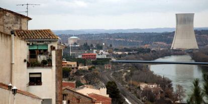 El pueblo de Asc (Tarragona), con la planta nuclear al fondo.