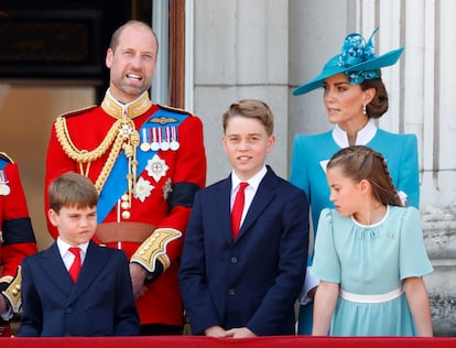 Los príncipes de Gales junto a sus tres hijos, Luis, Jorge y Carlota, en la celebración del Trooping the Colour de 2025.