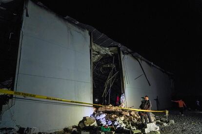 Parte del techo del local de celebraciones se derrumbó a consecuencia del incendio en la sala donde se celebraba la boda. 