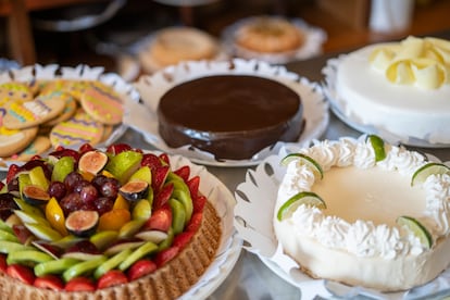 Una tarta de frutas, un pastel de limón y queso y otros postres de Los Tulipanes.