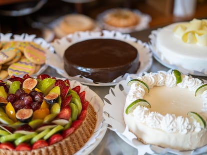 Una tarta de frutas, un pastel de limón y queso y otros postres de Los Tulipanes.