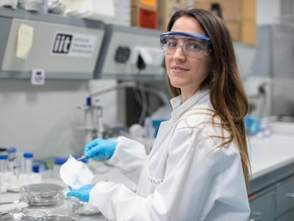 La investigadora Giulia Suarato, en el Instituto Italiano de Tecnología.