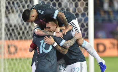 Messi celebra con Lautaro Martínez y Paredes el gol de Argentina.