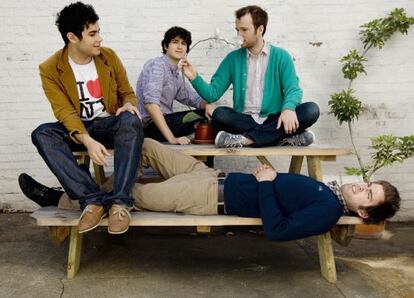 Los componentes de la banda neoyorquina Vampire Weekend.