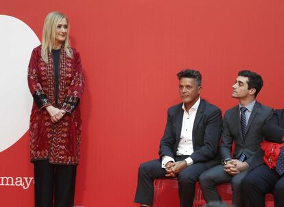 La presidenta regional Cristina Cifuentes junto al patinador Javier Fernández y el cantante Alejandro Sanz (c).