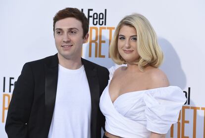 Meghan Trainor, de 27 años, y su esposo Daryl Sabara, de 28, dieron la bienvenida a su primer hijo en común, un niño llamado Riley unos días antes de lo esperado. “La fecha del parto de este dulce bebé era hoy día de San Valentín, ¡pero lo conocimos el lunes 8 de febrero! Estamos muy enamorados. Gracias Daryl por el mejor regalo de San Valentín”, escribió Trainor al dar a conocer la noticia a través de Instagram. La pareja se casó en 2018 y no fue hasta octubre de 2020 cuando anunciaron que esperaban un bebé.