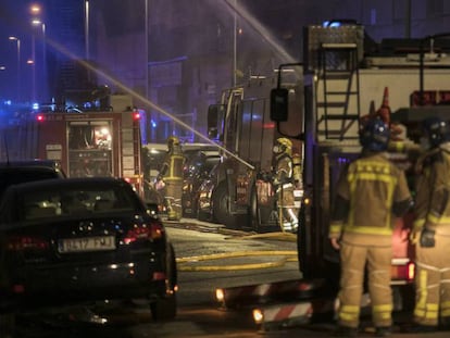 Bombers en l'incendi de Badalona.