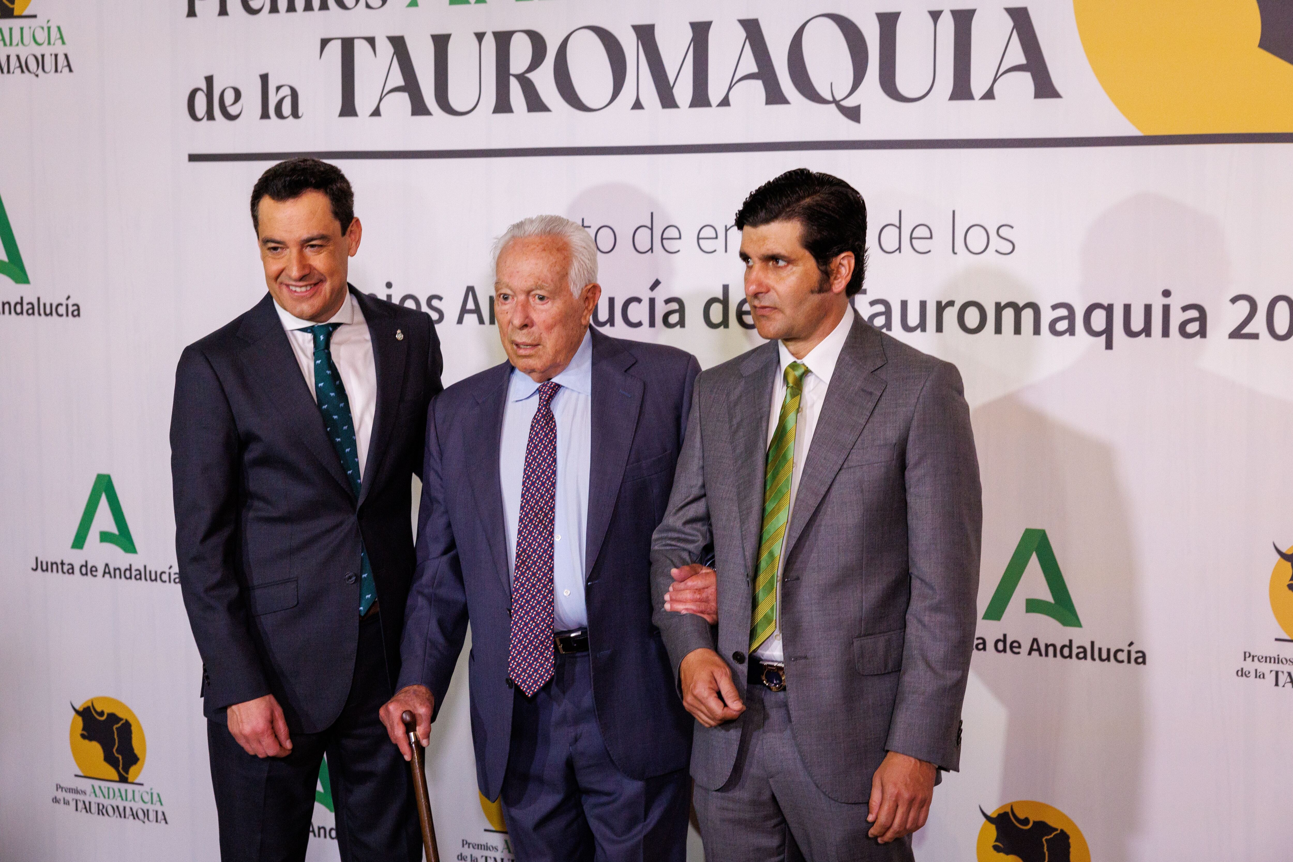 Curro Romero, en febrero de 2024, acompañado por el presidente de la Junta de Andalucía, Juanma Moreno, a la izquierda, y Morante de la Puebla.