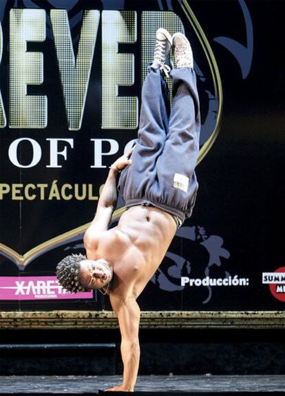 Un joven, durante las audiciones organizadas hoy en Madrid para elegir el elenco de <i>Forever King of Pop</i>.