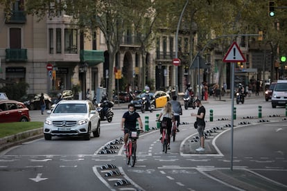 Ciclistas cruzando la plaza de Tetuan de Barcelona por la Gran Via.