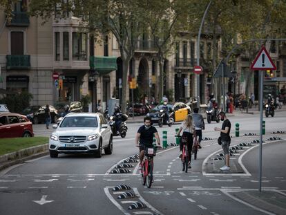 Coches y bicicletas en la plaza de Tetuan de Barcelona.