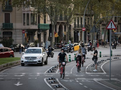 Ciclistas cruzando la plaza de Tetuan de Barcelona por la Gran Via.