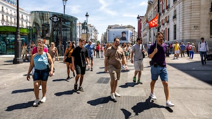 Un grupo de turistas, en el centro de Madrid el pasado 6 de junio.