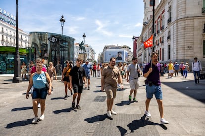 Un grupo de turistas, en el centro de Madrid el pasado 6 de junio.