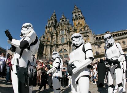 Participantes de la marcha que conmemoró en Santiago el 30 aniversario de la película El Imperio Contraataca.