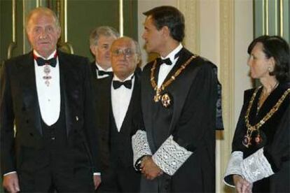 El Rey, durante la apertura del año judicial, acompañado de Cándido Conde-Pumpido (en segundo plano), Francisco Hernando, Juan Fernando López Aguilar y María Emilia Casas.