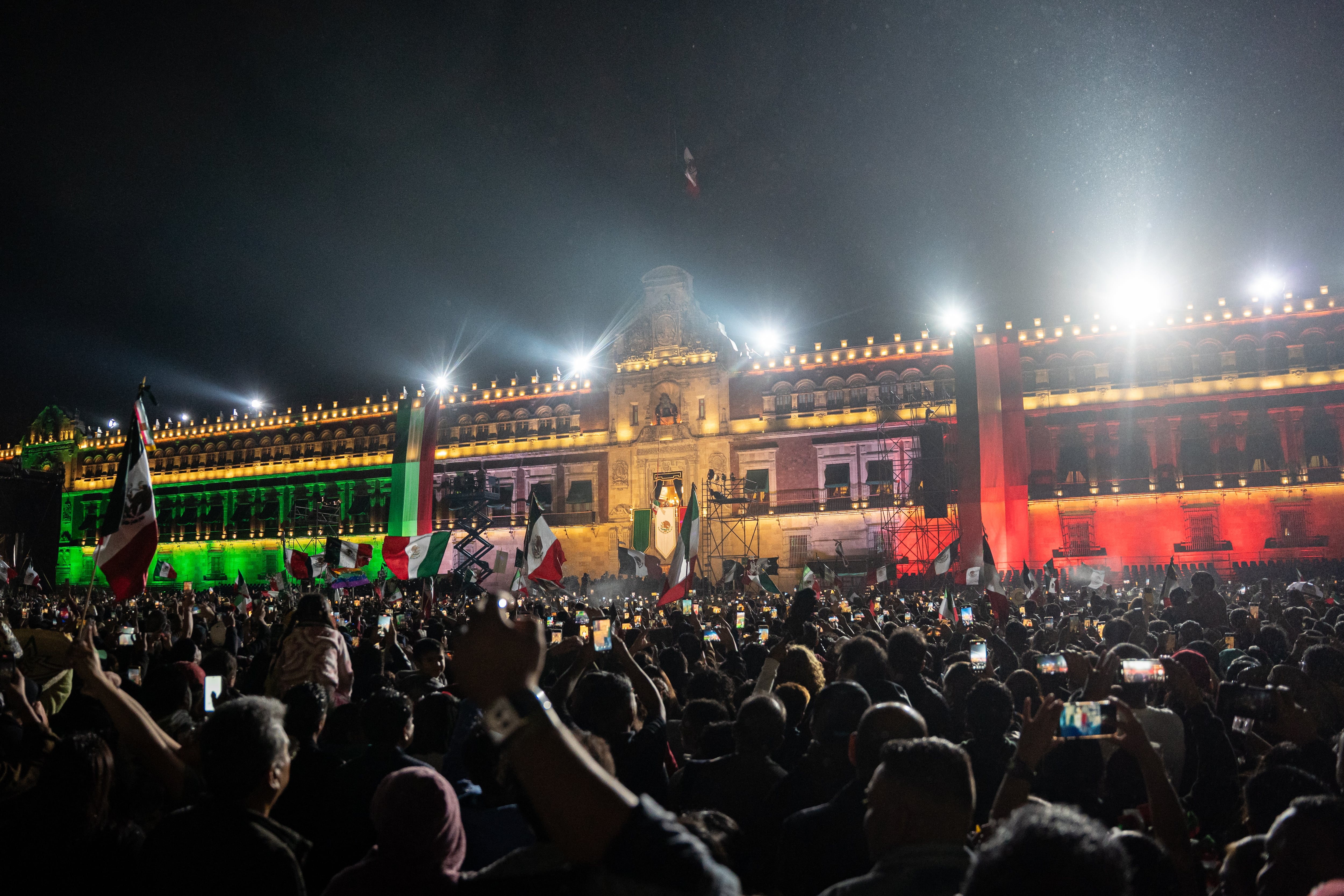 Asistentes al Grito de Independencia en el Zócalo