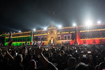Asistentes al Grito de Independencia en el Zócalo