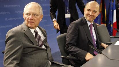 El ministro de Finanzas alem&aacute;n, Wolfgang Sch&auml;uble, y su hom&oacute;logo franc&eacute;s, Pierre Moscovici, durante una rueda de prensa. 