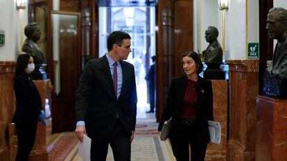 Pedro Sánchez conversa con Reyes Maroto a su llegada al pleno de control al Ejecutivo celebrada ayer. 