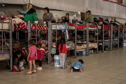 Ni?os y mujeres migrantes dentro del albergue Embajadores de Jess en Tijuana, Baja California, en 2023.