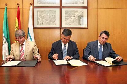 José María Bueno Lidón, José Antonio Viera y Luis Navarrate en la firma ayer de un acuerdo.