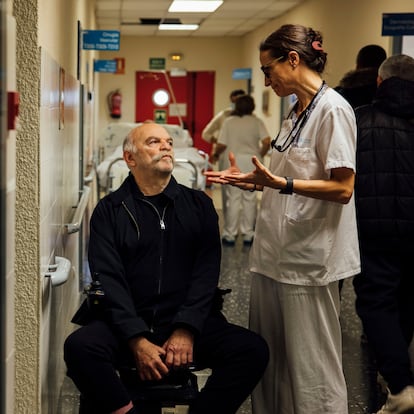 Diciembre 2024 / Enero 2025 --- Reportaje sobre el ELA con el periodista y escritor Martín Caparrós - Martín Caparrós durante una cita médica para ver una lesion en su pierna - ©James Rajotte    ----PIEFOTO----    El escritor Martín Caparrós conversa con la doctora María Varela en la Unidad de ELA del Hospital Carlos III, en Madrid.