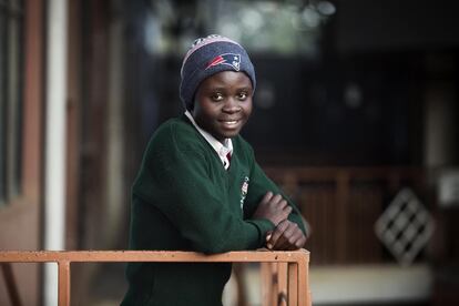 Sylvia Makungo, 17 anos, é a jogadora mais jovem do Harambee Starlets, a seleção nacional de futebol feminino do Quênia.