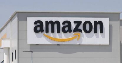 Logo de Amazon en uno de sus centros logísticos.