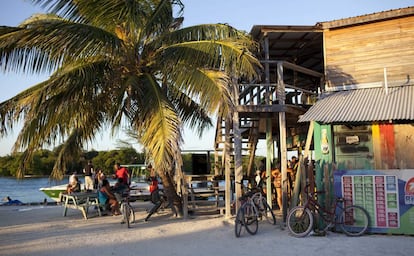 Chiringuito en la playa de The Split, en Cayo Caulker (Belice).