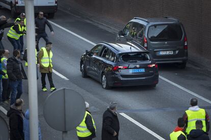 Un vehículo de VTC destrozado en la Ronda Litoral de Barcelona durante el corte de los taxistas.