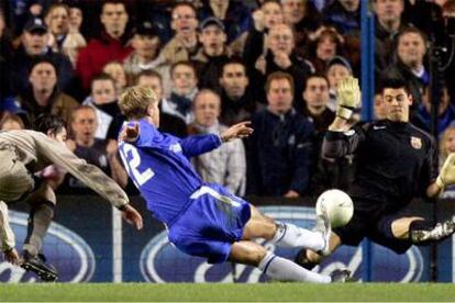 Gudjohnsen se anticipa a Gerard para fusilar a Valdés y marcar el primer gol del Chelsea.